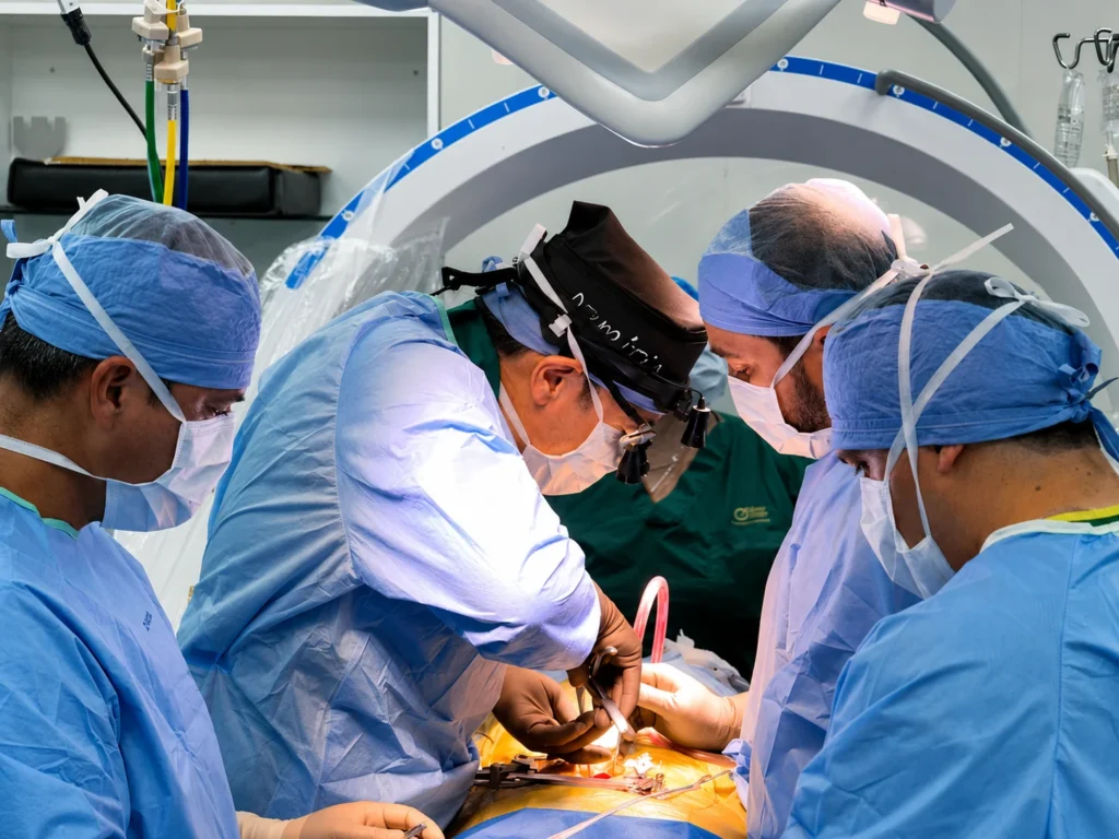 Equipo médico durante una intervención quirúrgica